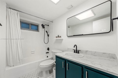 Condo in Miami Beach, Florida, 1 bedroom  № 1293174 - photo 16