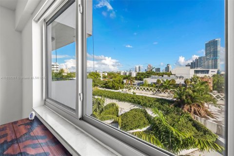 Condo in Miami Beach, Florida, 1 bedroom  № 1293174 - photo 18