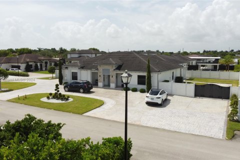 House in Miami, Florida 4 bedrooms, 260.5 sq.m. № 1293222 - photo 4