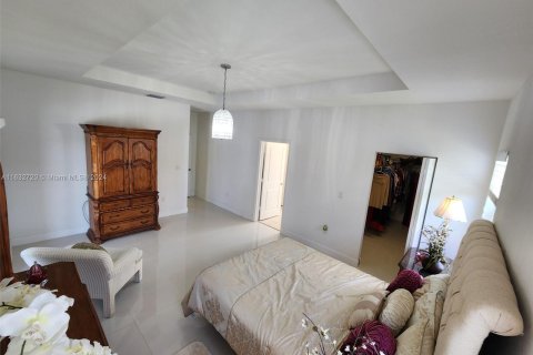 House in Miami, Florida 4 bedrooms, 260.5 sq.m. № 1293222 - photo 10