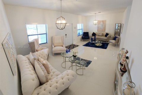 Casa en venta en Miami, Florida, 4 dormitorios, 260.5 m2 № 1293222 - foto 9