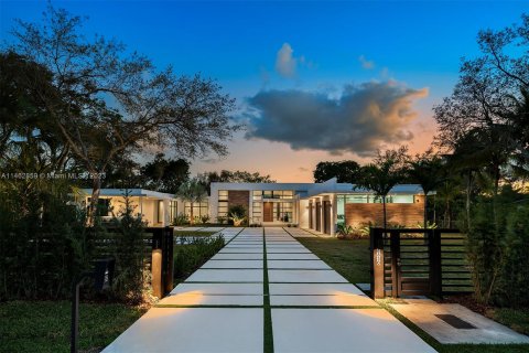 Villa ou maison à vendre à Pinecrest, Floride: 7 chambres, 640.84 m2 № 750125 - photo 1