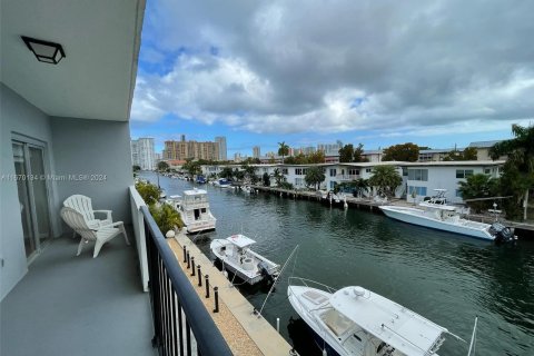 Copropriété à vendre à North Miami Beach, Floride: 1 chambre, 61.78 m2 № 1388266 - photo 1