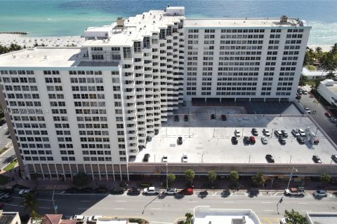 Condo in Miami Beach, Florida, 1 bedroom  № 1431502 - photo 17