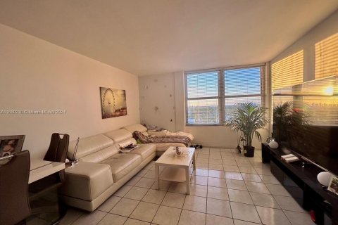 Condo in Miami Beach, Florida, 1 bedroom  № 1431502 - photo 2