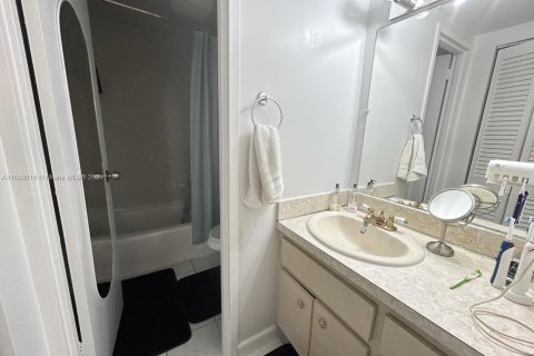 Condo in Miami Beach, Florida, 1 bedroom  № 1431502 - photo 5