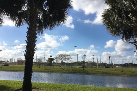 Condo in Tamarac, Florida, 1 bedroom  № 1355351 - photo 2