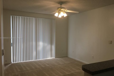 Condominio en alquiler en Tamarac, Florida, 1 dormitorio, 64.2 m2 № 1355351 - foto 9