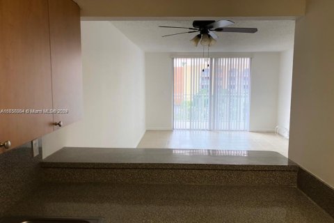 Condo in Hialeah, Florida, 2 bedrooms  № 1355352 - photo 4