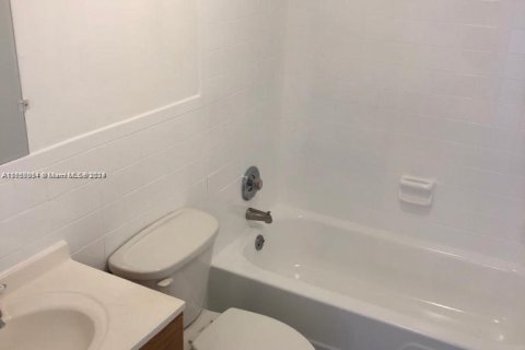 Condo in Hialeah, Florida, 2 bedrooms  № 1355352 - photo 13