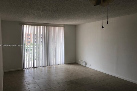 Condo in Hialeah, Florida, 2 bedrooms  № 1355352 - photo 19