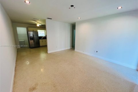 House in Miami, Florida 2 bedrooms, 156.08 sq.m. № 1355347 - photo 6