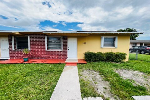 House in Miami, Florida 2 bedrooms, 156.08 sq.m. № 1355347 - photo 1