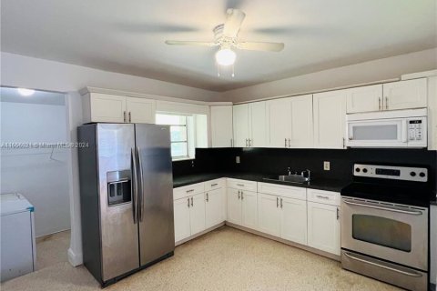 House in Miami, Florida 2 bedrooms, 156.08 sq.m. № 1355347 - photo 4