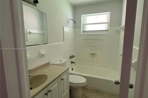 House in Miami, Florida 2 bedrooms, 156.08 sq.m. № 1355347 - photo 10