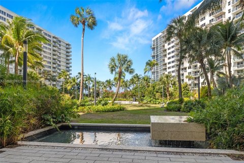 Condo in Miami Beach, Florida, 1 bedroom  № 1355348 - photo 1