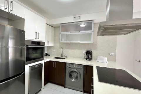 Condo in Miami Beach, Florida, 1 bedroom  № 1355348 - photo 20