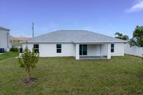 Villa ou maison à vendre à Cape Coral, Floride: 4 chambres, 164.16 m2 № 1402825 - photo 20