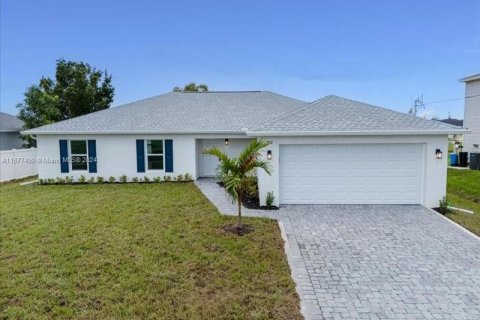 Villa ou maison à vendre à Cape Coral, Floride: 4 chambres, 164.16 m2 № 1402825 - photo 1