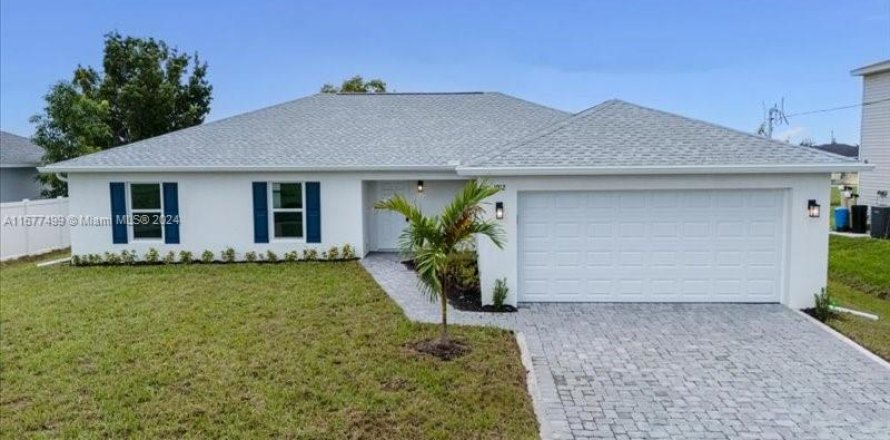 House in Cape Coral, Florida 4 bedrooms, 164.16 sq.m. № 1402825