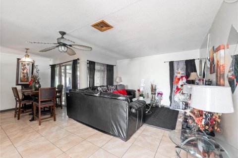 House in Kissimmee, Florida 3 bedrooms, 118.82 sq.m. № 1371111 - photo 5