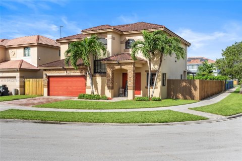 Villa ou maison à vendre à Miami, Floride: 4 chambres, 230.77 m2 № 1351876 - photo 1