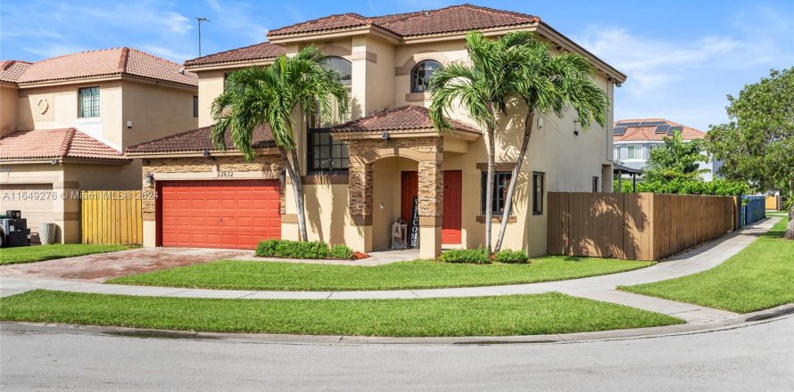 House in Miami, Florida 4 bedrooms, 230.77 sq.m. № 1351876