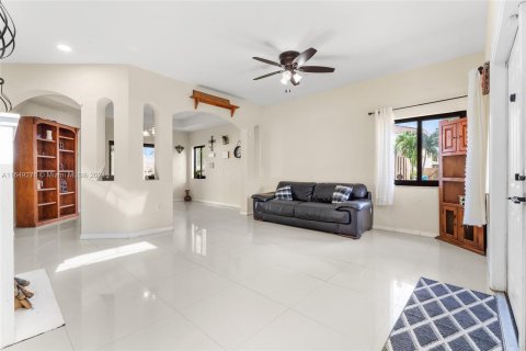 House in Miami, Florida 4 bedrooms, 230.77 sq.m. № 1351876 - photo 9