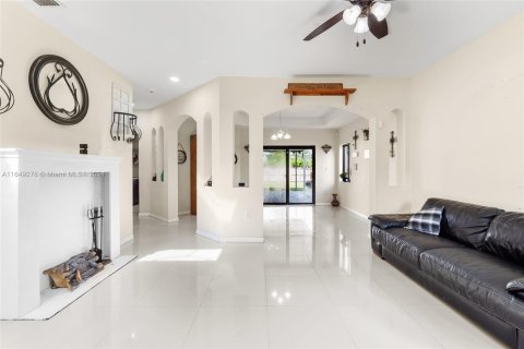 House in Miami, Florida 4 bedrooms, 230.77 sq.m. № 1351876 - photo 3