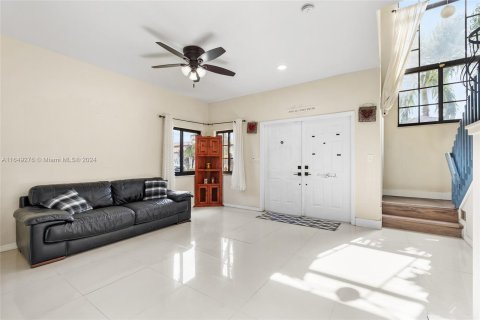 House in Miami, Florida 4 bedrooms, 230.77 sq.m. № 1351876 - photo 8