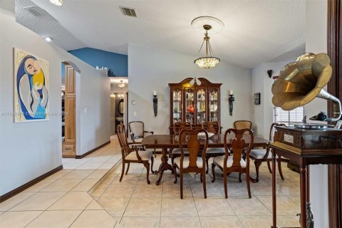 House in Hialeah Gardens, Florida 4 bedrooms, 233.74 sq.m. № 1160109 - photo 8