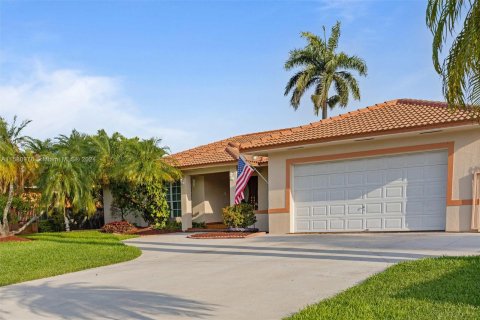Casa en venta en Hialeah Gardens, Florida, 4 dormitorios, 233.74 m2 № 1160109 - foto 4