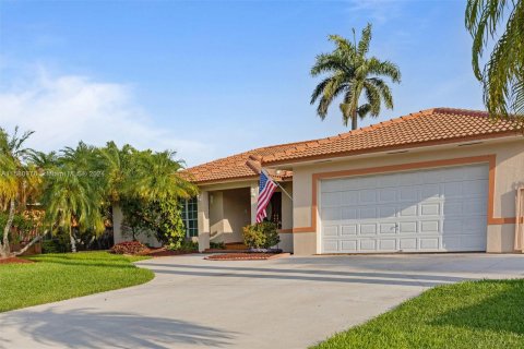 House in Hialeah Gardens, Florida 4 bedrooms, 233.74 sq.m. № 1160109 - photo 4