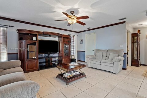 Casa en venta en Hialeah Gardens, Florida, 4 dormitorios, 233.74 m2 № 1160109 - foto 10