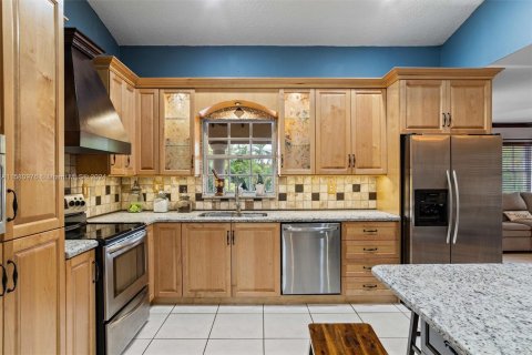 Casa en venta en Hialeah Gardens, Florida, 4 dormitorios, 233.74 m2 № 1160109 - foto 13