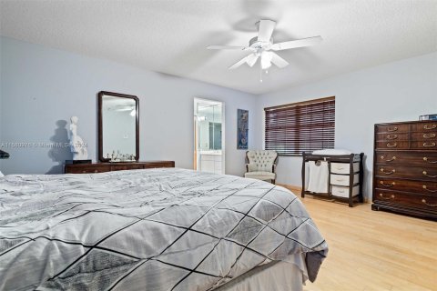Casa en venta en Hialeah Gardens, Florida, 4 dormitorios, 233.74 m2 № 1160109 - foto 15