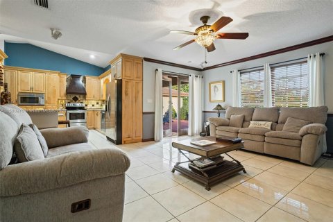 Casa en venta en Hialeah Gardens, Florida, 4 dormitorios, 233.74 m2 № 1160109 - foto 9