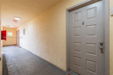 Condo in Doral, Florida, 2 bedrooms  № 1160111 - photo 20