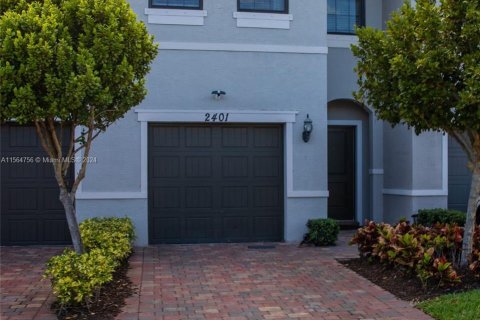 Townhouse in Palm Springs, Florida 3 bedrooms, 149.76 sq.m. № 1103829 - photo 1