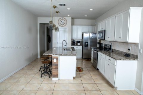 Townhouse in Palm Springs, Florida 3 bedrooms, 149.76 sq.m. № 1103829 - photo 3