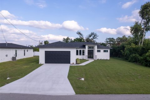 Villa ou maison à vendre à Cape Coral, Floride: 4 chambres, 176.14 m2 № 839369 - photo 2
