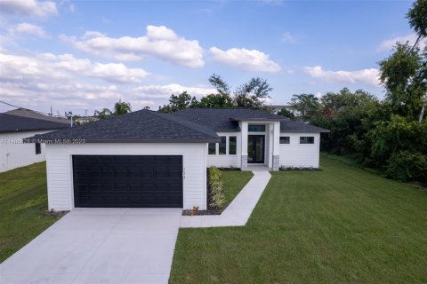 Villa ou maison à vendre à Cape Coral, Floride: 4 chambres, 176.14 m2 № 839369 - photo 1
