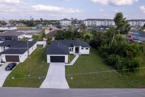 Villa ou maison à vendre à Cape Coral, Floride: 4 chambres, 176.14 m2 № 839369 - photo 3