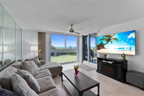 Condo in Hutchinson Island South, Florida, 2 bedrooms  № 1265289 - photo 14