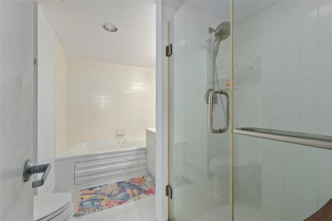 Condo in Hutchinson Island South, Florida, 2 bedrooms  № 1265289 - photo 28