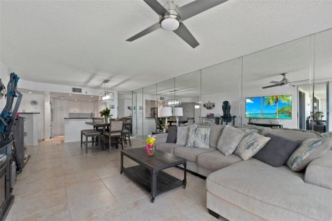 Condo in Hutchinson Island South, Florida, 2 bedrooms  № 1265289 - photo 15