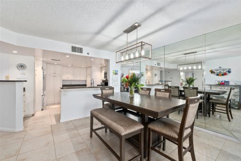 Condo in Hutchinson Island South, Florida, 2 bedrooms  № 1265289 - photo 10