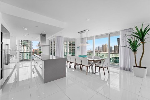 Condominio en venta en Sunny Isles Beach, Florida, 2 dormitorios, 199.18 m2 № 1345685 - foto 15