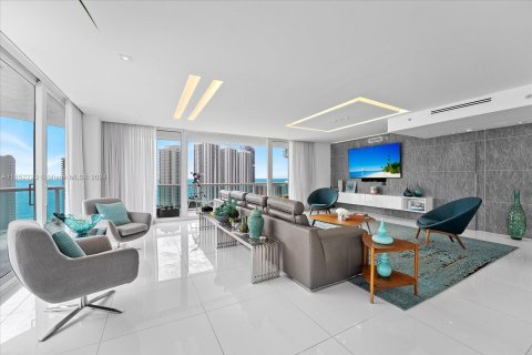 Condominio en venta en Sunny Isles Beach, Florida, 2 dormitorios, 199.18 m2 № 1345685 - foto 2