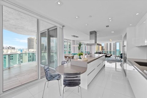 Condominio en venta en Sunny Isles Beach, Florida, 2 dormitorios, 199.18 m2 № 1345685 - foto 13